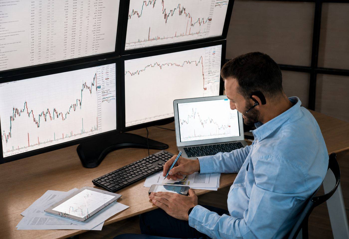 FX dealer monitoring live markets